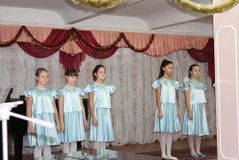 Вокальный ансамбль младших классов «Звоночки»  лауреат III cтепени, рук. Быстрова В.А., концертмейстер Линник А.А.